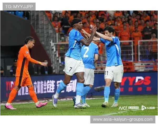 深圳新鹏城门前混战，补射一脚将球送入网底